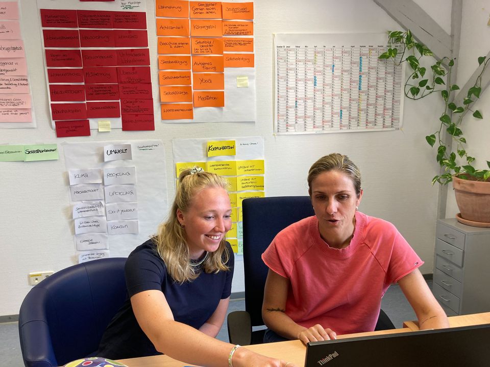 Die beiden VFBB-Mitarbeiterinnen bei der Jugendberufsagentur Plus Speyer besprechen sich in ihrem Büro am PC